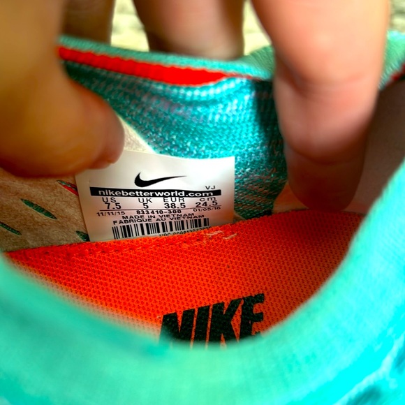 Women’s Nike flyknit sneakers EUC - Picture 5 of 5